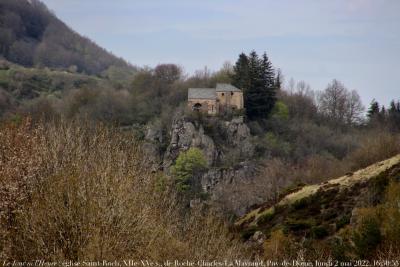 photographie “Le Jour ni l’Heure 4318 : église Saint-Roch, XIIe-XVe s., de Roche-Charles-La Mayrand, sur le Cézallier, Puy-de-Dôme, Auvergne, lundi 2 mai 2022, 16:50:55” par Renaud Camus — www.renaud-camus.net — Saint-Roch, Roche-Charles-La-Mayrand, Boslabert, Roche-Charles, Valbeleix, Cézallier, Puy-de-Dôme, roman, romane, Auvergne, Auvergne romane, église, chapelle