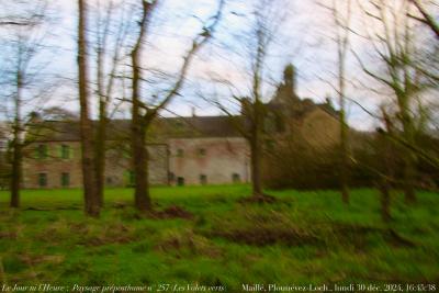 photographie “Le Jour ni l’Heure 8911 : Payage préposthume n° 257 (Les Volets verts) — château de Maillé, Plounévez-Lochrist, en Léon, Finistère, Bretagne, lundi 30 décembre 2024, 16:45:38” par Renaud Camus — www.renaud-camus.net — Les Volets verts, Paysage préposthume, Paysage préposthume n° 257, Maillé, château de Maillé, Plounévez-Lochrist, Léon, pays de Léon, Léonnois, Finistère, Bretagne, contrevents