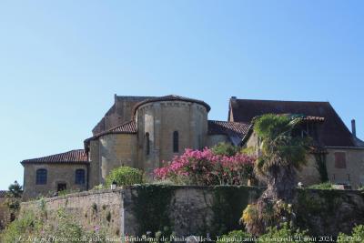 photographie “Le Jour ni l’Heure 0737 : collégiale Saint-Barthélémy de Pimbo, XIIe s., Tursan, Landes, mercredi 21 août 2024, 17:49:36” par Renaud Camus — www.renaud-camus.net — Pimbo, collégiale, collégiale de Pimbo, collégiale Saint-Barthélémy” Saint-Barthélémy Landes roman romane , romane, abside, abside, romane, fleurs, jardins, Camus, Renaud, Camus, 21 août 2024