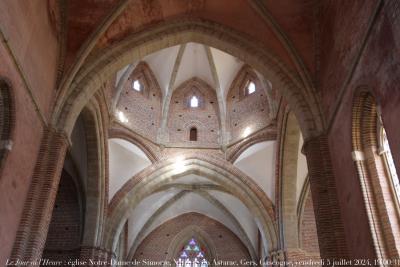 photographie “Le Jour ni l‘Heure 8353 : église Notre-Dame de Simorre, XIIIe s., en Astarac, Gers, Gascogne, vendredi 5 juillet 2024, 19:00:31” par Renaud Camus — www.renaud-camus.net — Simorre, Notre-Dame, église, église de Simorre, gothique, gothique méridional, Astarac, Gers, Gascogne, intérieur, nef, transept