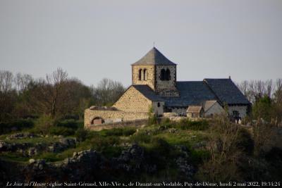 photographie “Le Jour ni l’Heure 4370 : église Saint-Géraud, XIIe-XVe s., de Dauzat-sur-Vodable, Puy-de-Dôme, Auvergne, lundi 2 mai 2022, 19:34:24” par Renaud Camus — www.renaud-camus.net — Dauzat, Dauzat-sur-Vodable, église, Saint-Géraud, Puy-de-Dôme, Auvergne, roman, romane, église romane, Auvergne romane