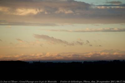 photographie “Le Jour ni l’Heure 9840 : En Lomagne — Grand Paysage avec le clocher de Saint-Clar-de-Lomagne et le pic de Montcalm — Fenêtre de la bibliothèque, Plieux, Gers, dimanche 28 septembre 2013, 08:17:34” par Renaud Camus — www.renaud-camus.net — landscape, Pyrénées, mountains, Gascony, montagnes, chaîne des Pyrénées