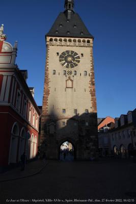 photographie “Le Jour ni l\'Heure : Altpörtel, XIIIe-XVIe s., Spire, Rhénanie-Palatinat, dimanche 27 février 2022, 16:42:35” par Renaud Camus — www.renaud-camus.net — Le Jour ni l'Heure, Altpörtel, XIIIe-XVIe s., Spire, dimanche 27 février 2022, 16:42:35, Rhénanie-Palatinat, ombres, porte, horloge, tuiles, Maximilianstrasse, porte médiévale, porte ouest