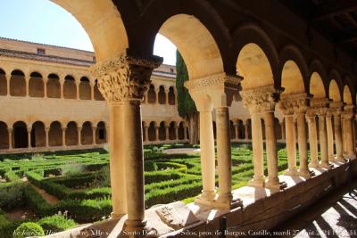 photographie “Le Jour ni l’Heure 2474 : cloître, XIIe s., de Santo Domingo de Silos, province de Burgos, Castille y Leon, Espagne, mardi 27 août 2024, 17:31:44” par Renaud Camus — www.renaud-camus.net — Santo Domingo de Silos, cloître, claustro, roman, romane, romanesco, romanico, Burgos, province de Burgos, provincia de Burgos, Espagne, Espanha, Spain, 17 août 2024