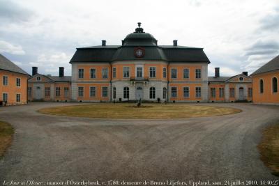 photographie “Le Jour ni l\'Heure 8663 : château d\'Osterbybruk, c. 1780, Uppland, Suède, où vécut de 1917 à 1932 le peintre Bruno Liljefors, 1860-1939, samedi 24 juillet 2010, 14:40:27” par Renaud Camus — www.renaud-camus.net — manor, castle, castello, castillo, burg, schloss, Sverige, Sweden, Louis XVI, Gustave III, gustavien, gustavian, slot, demeures de l'esprit, painter, peinture, painting, animalier, dwellings of the mind, maisons d'artistes, artist's houses