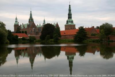 photographie “Le Jour ni l\'Heure 3691 : château royal de Frederiksborg, 1599-1622, Hillerød, Seeland, Copenhague, samedi 1er août 2009, 20:28:05” par Renaud Camus — www.renaud-camus.net — castle, burg, schloss, slot, kong, king, castello, castillo, Christian IV, Renaissance, Denmark, Danmark, réflection, lac, lake, douves, moat