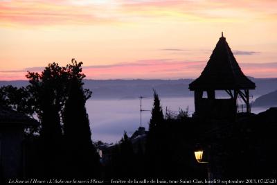 photographie “Le Jour ni l’Heure 9227 : L’Aube sur la mer à Plieux (Gers, Gascogne) — fenêtre de la salle de bain, tour Saint-Clar, lundi 9 septembre 2013, 07:25:20” par Renaud Camus — www.renaud-camus.net — dawn, aurore, tower, chapeau chinois, village, lampadaire, sea