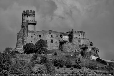 photographie “Le Jour ni l’Heure 4801 : château de Tournoël, XIe-XVe s., Volvic, Puy-de-Dôme, Auvergne, samedi 7 mai 2022, 11:49:27” par Renaud Camus — www.renaud-camus.net — Tournoël, château de Tournël, Volvic, château, Puy-de-Dôme, Auvergne, Chabrol, Chabrol de Volvic, Aguttes, Claude Aguttes, forteresse, château-fort