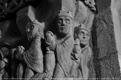 photographie “Le Jour ni l’Heure : cortège des Rois mages, chapiteau roman, XIIe s., Sainte-Engrâce, dans la Soule, Pyrénées-Atlantiques, France, mercredi 9 août 2023, 18:17:57” par Renaud Camus — www.renaud-camus.net — mages, Rois mages, cortège des rois mages, chapiteau, chapiteau roman, art roman, sculpture romane, Sainte-Engrâce, Sainte-Engrace, Soule, Pyrénées-Atlantiques