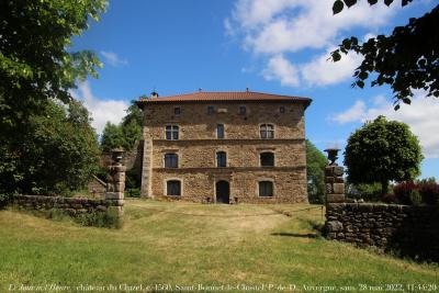 photographie “Le Jour ni l’Heure 5757 château du Cluzel, c. 1560, Saint-Bonnet-le-Chastel, Puy-de-Dôme, Auvergne, samedi 28 mai 2022, 11:44:20” par Renaud Camus — www.renaud-camus.net — Cluzel, Le Cluzel, château du Cluzel, château, Saint-Bonnet-le-Chastel, Puy-de-Dôme, Auvergne, château d'Auvergne