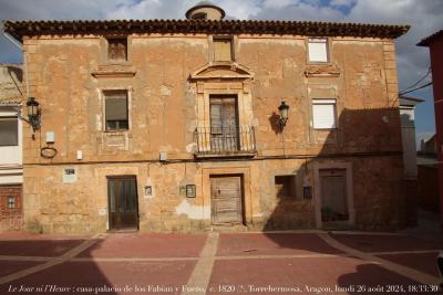 photographie “Le Jour ni l’Heure 2127 : maison-palais de la famille Fabian y Fuero, c. 1820 (?), plaza Mayor de Torrehermosa, province de Sarragosse, Aragon, royaume d‘Espagne, lundi 26 août 2024, 18:33:30” par Renaud Camus — www.renaud-camus.net — Torrehermosa, casa-palacio de los Fabian y Fuero, maison-palais de la famille Fabian y Fuero, Fabian y Fuero, maison, palais, néoclassicisme, neoclassicism, néoclassique, Restauration, Aragon, Saragosse, Zaragoza, provincia de Zaragoza, province de Saragosse, belle maison, Espagne, Spain, Espana, Espanha, Pazzza Villareal