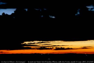 photographie “Le Jour ni l‘Heure 9277 : En Lomagne — La Nuit à Saint-Avit-Frandat — Plieux, salle des Vents, mardi 10 septembre 2013, 21:23:03” par Renaud Camus — www.renaud-camus.net — paysage, landscape, ciel, sky, Gascony