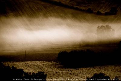 photographie “Le Jour ni l’Heure 9248 : En Lomagne — Fenêtre de la chambre, Plieux, Gers, Gascogne, Midi-Pyrénées, lundi 9 septembre 2013, 07:37:54” par Renaud Camus — www.renaud-camus.net — paysage, landscape, brume, brouillard, aube, dawn, aurore