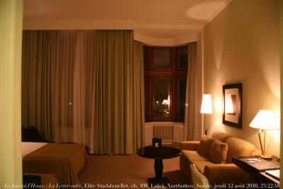 photographie “Le Jour ni l\'Heure : chambre avec La Lettre volée, Elite Stadshotellet, Luleå, Norrbotten, Suède, jeudi 12 août 2010, 23:22:58” par Renaud Camus — www.renaud-camus.net — chambre d'hôtel, hotel room, letter, The Purloined Letter, La Disparition, Poe, Edgar Allan Poe, The Purloyned Letter