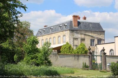 photographie “Le Jour ni l’Heure 4802 : château des Tours-Portabéraud, dit “Folie-Mercier”, fin du XVIIIe s., Mozac, Puy-de-Dôme, Auvergne, samedi 7 mai 2022, 12:07:45” par Renaud Camus — www.renaud-camus.net — Tours-Portabéraud, Les Tours-Portabéraud, château des Tours-Portabéraud, château, Folie-Mercier, Mozat, Mozac, Riom, Puy-de-Dôme, Auvergne, château d'Auvergne