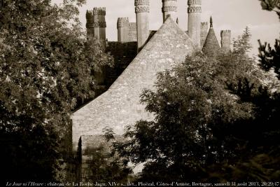 photographie “Le Jour ni l’Heure 8822 : château de La Roche-Jagu, XIVe s., dét., Ploëzal, Côtes-d’Armor, Bretagne, samedi 31 août 2013, 20:29:47” par Renaud Camus — www.renaud-camus.net — architecture, château, castle, castello, castillo, burg, schloss