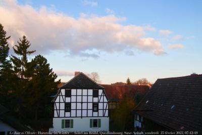 photographie “Le Jour ni l\'Heure : Harzreise im Winter — hôtel am Brühl, Qudlimbourg, Saxe-Anhalt, vendredi 25 février 2022, 07:42:49” par Renaud Camus — www.renaud-camus.net — Le Jour ni l'Heure, Harzreise im Winter, hôtel am Brühl, Qudlimbourg, Saxe-Anhalt, vendredi 25 février 2022, 07:42:49, maison, habitation, Allemagne, colombages, aurore, lever du soleil, voyage, hôtel, hostel, voyageur, abri, toit, Le Voyage d'Hiver, Goethe