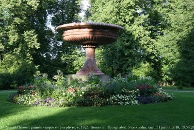 photographie “Le Jour ni l\'Heure 0166 : grande vasque de porphyre de Suède, c. 1825, château de Rosendal, Djurgården, Stockholm, samedi 31 juillet 2010, 18:58:29” par Renaud Camus — www.renaud-camus.net — castle, castello, castillo, slott, slot, burg, schloss, néoclassicisme, néoclassique, neoclassical, néoclassicism, architecte, architect, architecture