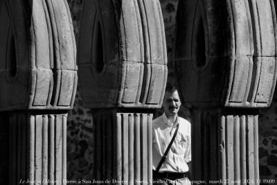 photographie “Le Jour ni l’Heure 2244 : Pierre à San Juan de Duero, Soria, Vieille-Castille, Espagne, mardi 27 août 2024, 11:19:09” par Renaud Camus — www.renaud-camus.net — Pierre, San Juan de Duero, Soria, Castille, Castilla, Castilla y Leon, Vieille-Castille, Espagne, Spain, Espana