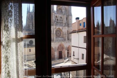 photographie “Le Jour ni l’Heure 2656 : La Chambre — Burgos, Castille, Espagne, mercrtedi 28 août 2024, 11:05:03” par Renaud Camus — www.renaud-camus.net — Fenêtre, La Fenêtre, Burgos, chambre, La Chambre, Meson del Cid, chambre 203, Castille, Castille et Leon, hôtel, chambre d’hôtel