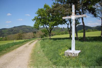 photographie “Le Jour ni l‘Heure 4200 : Croix de Mission, 1943, Chateldon, Puy-de-Dôme, Auvergne, dimanche 1er mai 2022, 15:33:37” par Renaud Camus — www.renaud-camus.net — croix, Puy-Guillaume, Puy-de-Dôme, Auvergne, La Mothe, château de La Mothe