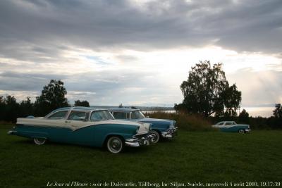 photographie “Le Jour ni l\'Heure 0117 : Un soir en Dalécarlie, à Tällberg, sur le lac Siljan, Suède, mercredi 4 août 2010, 19:17:39” par Renaud Camus — www.renaud-camus.net — evening, summer, été, voitures, cars, vintage cars, crépuscule, sunset, Dalarna, Sverige, Sweden