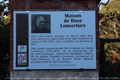 photographie “Le Jour ni l‘Heure 1678 : plaque sur la maison de Rose Louverture, 1823-1900, petite-fille de Toussaint Louverture, c. 1743-1803, à Astaffort, Lot-et-Garonne, en Agenais, mercredi 21 décembre 2022, 15:29:03” par Renaud Camus — www.renaud-camus.net