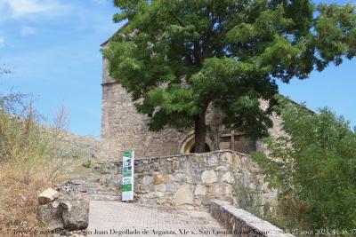 photographie “« Arrêtez le massacre ! » : affreux panneau d’information devant l’église San Juan Degollado de Arganza, XIe s., commune de San Leonardo de Yagüe, province de Soria, Vieille-Castille, mercredi 27 août 2024, 14:45:37” par Renaud Camus — www.renaud-camus.net — Arganza, San Juan Degollado, San Juan Degollado de Arganza, San Leonardo de Yagüe, « Arrêtez le massacre ! », vandalisme, signalisation, sursignalisation, désignalisation, église, iglesia, roman, romane, romanica, iglesia romanica, Soria, provincia de Soria, province de Soria, Vieille-Castille, Castille, Castilla y Leon, Espanha, Espagne, Spain