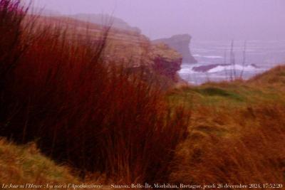 photographie “Le Jour ni l’Heure : Un soir à l’Apothicairerie — Sauzon, Belle-Île, Morbihan, Bretagne, jeudi 26 décembre 2024, 17:52:29” par Renaud Camus — www.renaud-camus.net — Un soir à l’Apothicairerie, L’Apothicairerie, Sauzon, Belle-Île, Morbihan, Bretagne