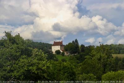 photographie “Le Jour ni l’Heure 4731 : Au pays d’Allen — Les Bouis, Marcillat-en-Combraille, Allier, Bourbonnais, jeudi 18 juin 2020, 18:40:23” par Renaud Camus — www.renaud-camus.net — Les Bouis, Le Bouis, Bouis, Bovis, château des Bouis, manoir des Bouis, tour des Bouis, Marcillat-en-Combraille, Allier, Au pays d’Allen, Bourbonnais, château, tour, maison