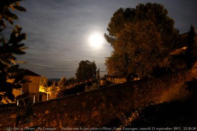 photographie “Le Jour ni l’Heure 9524 : En Lomagne — Jardins sous la lune pleine à Plieux, Gers, Gascogne, samedi 21 septembre 2013, 22:26:50” par Renaud Camus — www.renaud-camus.net — paysage, landscape, moon, nuit, night, maison Cerdan