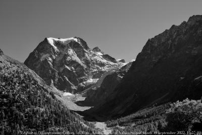 photographie “Le Jour ni l’Heure 8952 : le Mont Collon, 3636 m., vue prise des bois d’Arolla, Évolène, Valais, Suisse, lundi 19 septembre 2022, 15:57:49” par Renaud Camus — www.renaud-camus.net — Collon, mont Collon, Arolla, Évolène, Valais, Alpes, Suisse