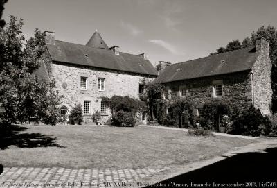 photographie “Le Jour ni l’Heure 9020 : manoir de Belle-Fontaine, XIVe-XVIIe s., Ploëzal, par Pontrieux, Côtes-d’Armor, Bretagne, dimanche 1er septembre 2013, 14:47:03” par Renaud Camus — www.renaud-camus.net — architecture, manor, Britanny, conférence de Belle-Fontaine