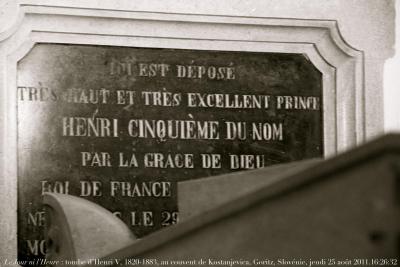 photographie “Le Jour ni l\'Heure 3600 : tombeau d\'Henri V, roi de France et de Navarre, duc de Bordeaux, comte de Chambord, 1820-1883, au couvent de Kostanjevica, à Goritz (Gorz, Göritz, Gorizia, auj. Nova Gorica), Slovénie, jeudi 25 août 2011, 16:26:32” par Renaud Camus — www.renaud-camus.net — Gorizia, Göritz, Nova Gorica, Slovenia, convent, crypte, crypt, king, Bourbon, grave, tombeau, sépulture