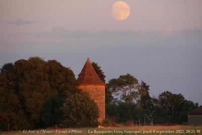 photographie “Le Jour ni l’Heure 8462 : Un soir à Plieux — La Rouquette, Gers, Gascogne, jeudi 8 septembre 2022, 20:21:30” par Renaud Camus — www.renaud-camus.net — Plieux, Gers, Gascogne, La Rouquette, lune, moon, moulin