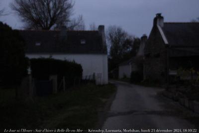 photographie “Le Jour ni l’Heure 7682 : Soir d’hiver à Belle-Île-en-Mer — Kéroulep, Locmaria, Morbihan, Bretagne, lundi 23 décembre 2024, 18:10:22” par Renaud Camus — www.renaud-camus.net — Soir d’hiver à Belle-Île-en-Mer, Belle-Île, hiver, soir, soir d’hiver, Noël, Kéroulep, Keroulep, Locmaria, Morbihan, crépuscule