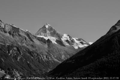 photographie “Le Jour ni l’Heure 8944 (1) : La Dent blanche, 4358 m., Évolène, Valais, Suisse, lundi 19 septembre 2022, 15:17:39” par Renaud Camus — www.renaud-camus.net — Dent blanche, La Dent blanche, Évolène, Weisszahnhorn, Hérens, val d'Hérens, Valais, Suisse, Alpes, Sien, Sion, montagne