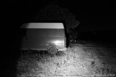 photographie “Le Jour ni l’Heure 7417 : Le Camion rouge — Le Cassé, Plieux, Gers, Gascogne, mardi 2 août 2022, 23:06:03” par Renaud Camus — www.renaud-camus.net — camion, Le Camion rouge, Le Cassé, Plieux, Gers, Gascogne, nuit, 2 août 2022