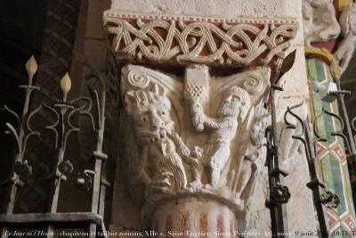 photographie “Le Jour ni l’Heure : chapiteau roman, monstre, sacrifice (?), XIIe s., Saint-Engrâce, dans la Soule, Pyrénées-Atlantiques, France, mercredi 9 août 2023, 18:14:30” par Renaud Camus — www.renaud-camus.net — chapiteau, roman, chapiteau roman, monstre, Sainte-Engrâce, Soule, Pyrénées-Atlantiques, France, art roman, architecture roman, sacrifice, Pyrénées