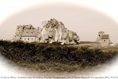 photographie “Le Jour ni l’Heure 8991 :  la maison entre les rochers, Pors-Hir, commune de Plougrescant, Côtes-d’Armor, Bretagne, dimanche 1er septembre 2013, 11:57:45” par Renaud Camus — www.renaud-camus.net — house, rocks, house between rocks, Pors Bugalez, Britanny