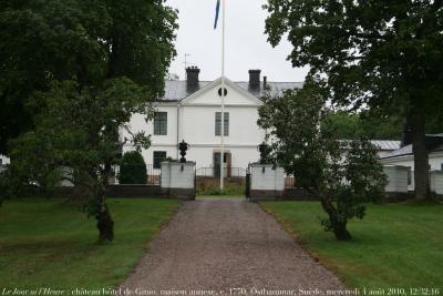 photographie “Le Jour ni l\'Heure 0101 : château (-hôtel) de Gimo, c. 1770, petite maison annexe, commune d\'Östhammar, Suède, mercredi 4 août 2010, 12:32:16” par Renaud Camus — www.renaud-camus.net — architecture, Louis XV, Louis XVI, Gustave III, Adolphe-Frédéric, Adolf Frederik, XVIII, XVIIIe siècle, Age of reason, siècle des Lumières