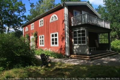 photographie “Le Jour ni l\'Heure 8099 : Lilla Björka, maison de l\'écrivain Elin Wägner, 1882-1949, à Berg, commune de Växjö, Småland, Suède, dimanche 18 juillet 2010, 16:54:41” par Renaud Camus — www.renaud-camus.net — écrivain, writer, romancier, romancière, novelist, essayiste, féminisme, feminism, feminist, féministe, Sverige, Sweden, maison, house, hus, huset, maison d'écrivain, writer's houses, demeures de l'esprit