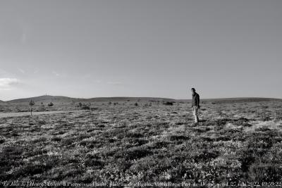 photographie “Le Jour ni l’Heure 5706 : Pierre à Pierre-sur-Haute, plateau des Égaux, Valcivières, Puy-de-Dôme, Auvergne, vendredi 27 mai 2022, 19:59:22” par Renaud Camus — www.renaud-camus.net — Pierre, Pierre-sur-Haute, col des Supeyres, Valcivières, Puy-de-Dôme, Auvergne