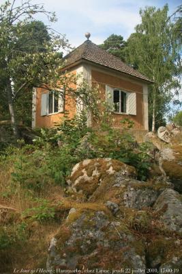 photographie “Le Jour ni l\'Heure 8458 : pavillon de travail dans le parc de la maison de campagne de Carl von Linné à Hammarby, près d\'Uppsala, Uppland, Suède, jeudi 22 juillet 2010, 17:00:19” par Renaud Camus — www.renaud-camus.net