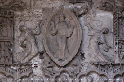 photographie “Le Jour ni l’Heure 6763 : Cahors, cathédrale Saint-Étienne, tympan du portail nord, c. 1150 (?), samedi 2 juillet 2022, 19:01:54” par Renaud Camus — www.renaud-camus.net — Cahors, cathédrale, cathédrale Saint-Étienne, portail, portail septentrionnal, mandorle, tympan