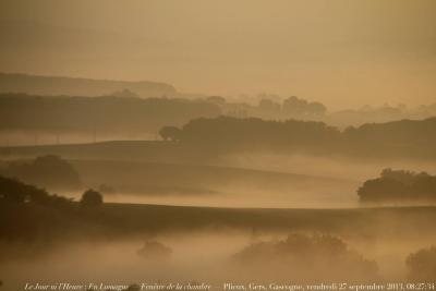 photographie “Le Jour ni l’Heure 9772 : En Lomagne — Fenêtre de la chambre, Plieux, Gers, vendredi 27 septembre 2013, 08:27:34” par Renaud Camus — www.renaud-camus.net — paysage, landscape, brume, fog, window’s view