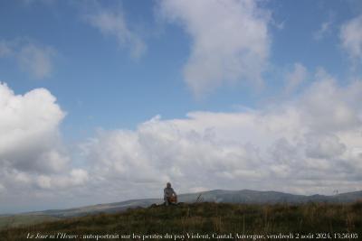 photographie “Le Jour ni l’Heure 9917 : autoportrait sur les pentes du puy Violent, commune de Saint-Paul-de-Salers, Cantal, Auvergne, vendredi 2 août 2024, 13:56:05” par Renaud Camus — www.renaud-camus.net — autoportrait, selfportrait, autoritratto, selbstbildnis, Violent, puy Violent, Saint-Paul-de-Salers, Le Fau, Cantal, Auvergne, ciel