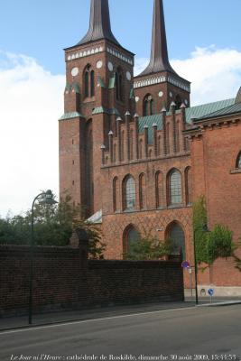 photographie “Le Jour ni l\'Heure 6070 : cathédrale de Roskilde, Seeland, Danemark, commencée par l\'évêque Absalon en 1170, dimanche 30 août 2009, 15:44:53” par Renaud Camus — www.renaud-camus.net — cathedral, Sjælland, gothique, gothic, mausolée, panthéon, monarchie, monarchy, Denmark, Danmark, bishop