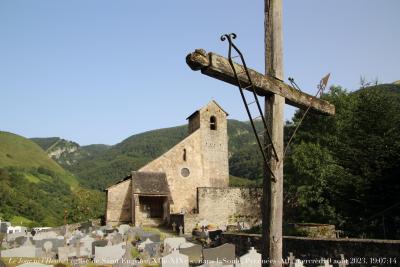 photographie “Le Jour ni l’Heure : église de Sainte-Engrâce, XIIe-XIXe s., dans la Soule, Pyrénées-Atlantiques, France, mercredi 9 août 2023, 19:07:14” par Renaud Camus — www.renaud-camus.net — Sainte-Engrâce, église, église de Sainte-Engrâce, crucifix, lance, échelle, instruments de la Passion, Soule, cimetière, Pyrénées, Pyrénées-Atlantiques