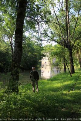 photographie “Le Jour ni l‘Heure 6431 : autoportrait au moulin de Roques, Astaffort, Lot-et-Garonne, dimanche 14 mai 2023, 18:47:14” par Renaud Camus — www.renaud-camus.net — autoportrait, selfportrait, autoritratto, selbstbildnis, Roques, moulin de Roques, Astaffort, Gers, Lot-et-Garonne, Brulhois, Agenais, Rena